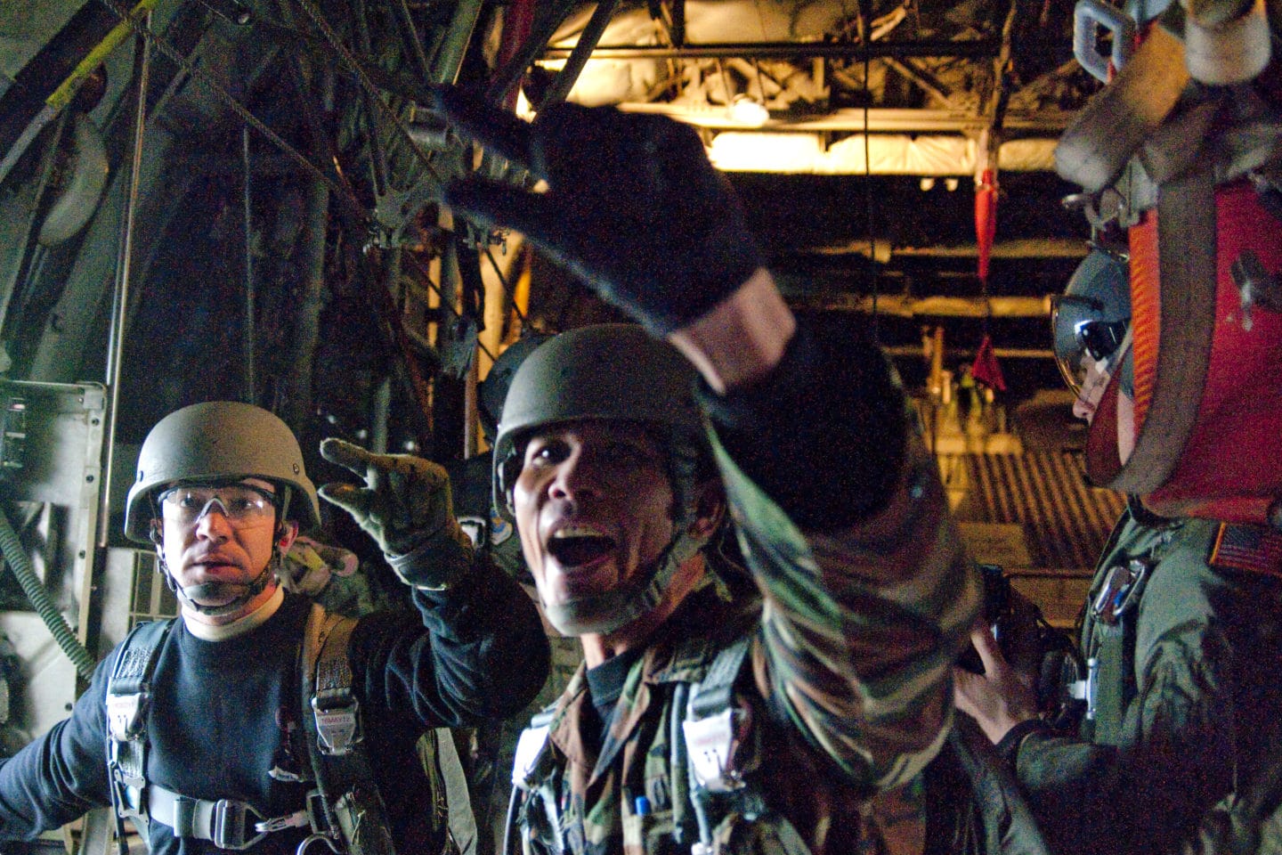jumpmaster gives 30 second signal