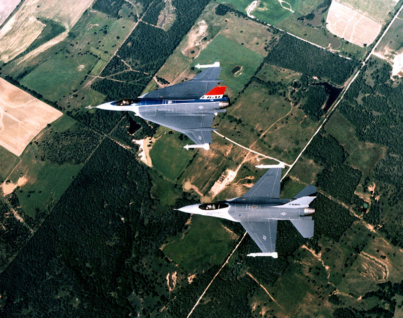 An F-16XL (top) flies alongside a conventional F-16 (WikiMedia Commons)