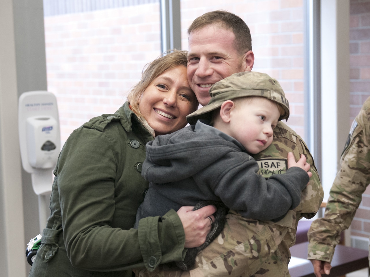 Пособия семьям военных. Семья военного. Семья военнослужащего. Военный с ребенком. ВОЕННЫЙС семькей.