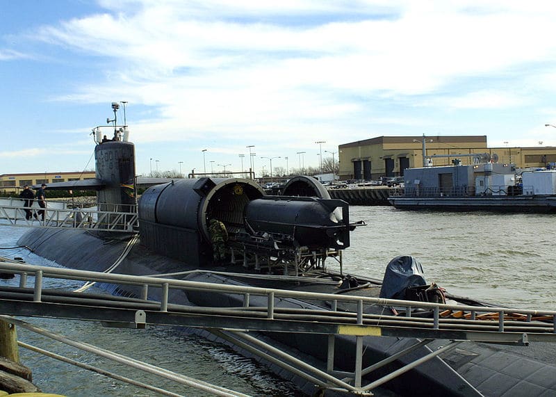 Mark 8 SDV SDV being loaded aboard&nbsp;the&nbsp;<em>Los Angeles</em>-class attack submarine&nbsp;USS&nbsp;<em>Dallas</em>.