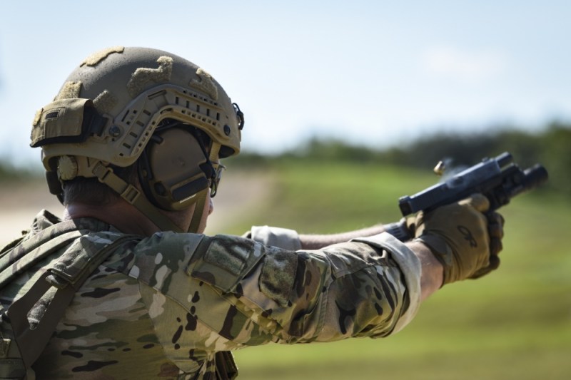 Soldier firing a Glock 19