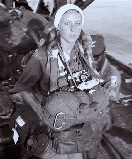 Catherine Leroy in Vietnam ready to jump