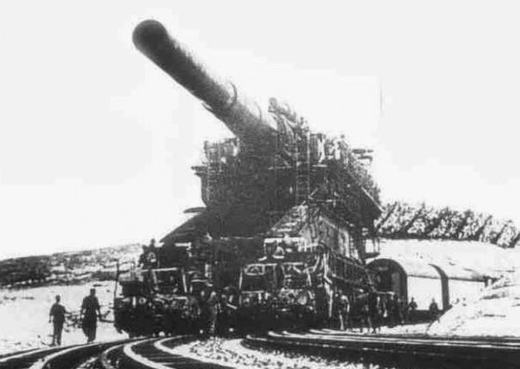 Schwerer Gustav gun and its tracks