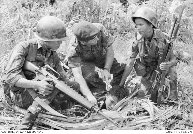 Australian soldier teaches South Vietnamese Rangers