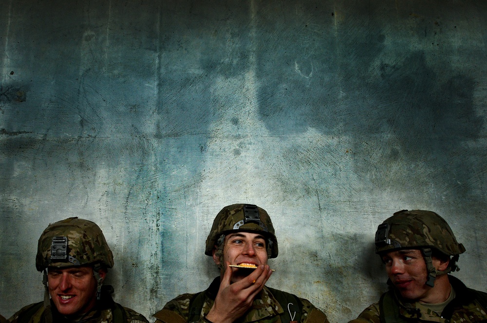 soldiers eating