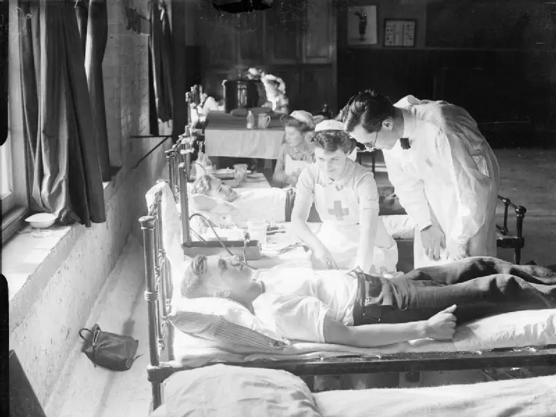 WW2 doctor sees patients
