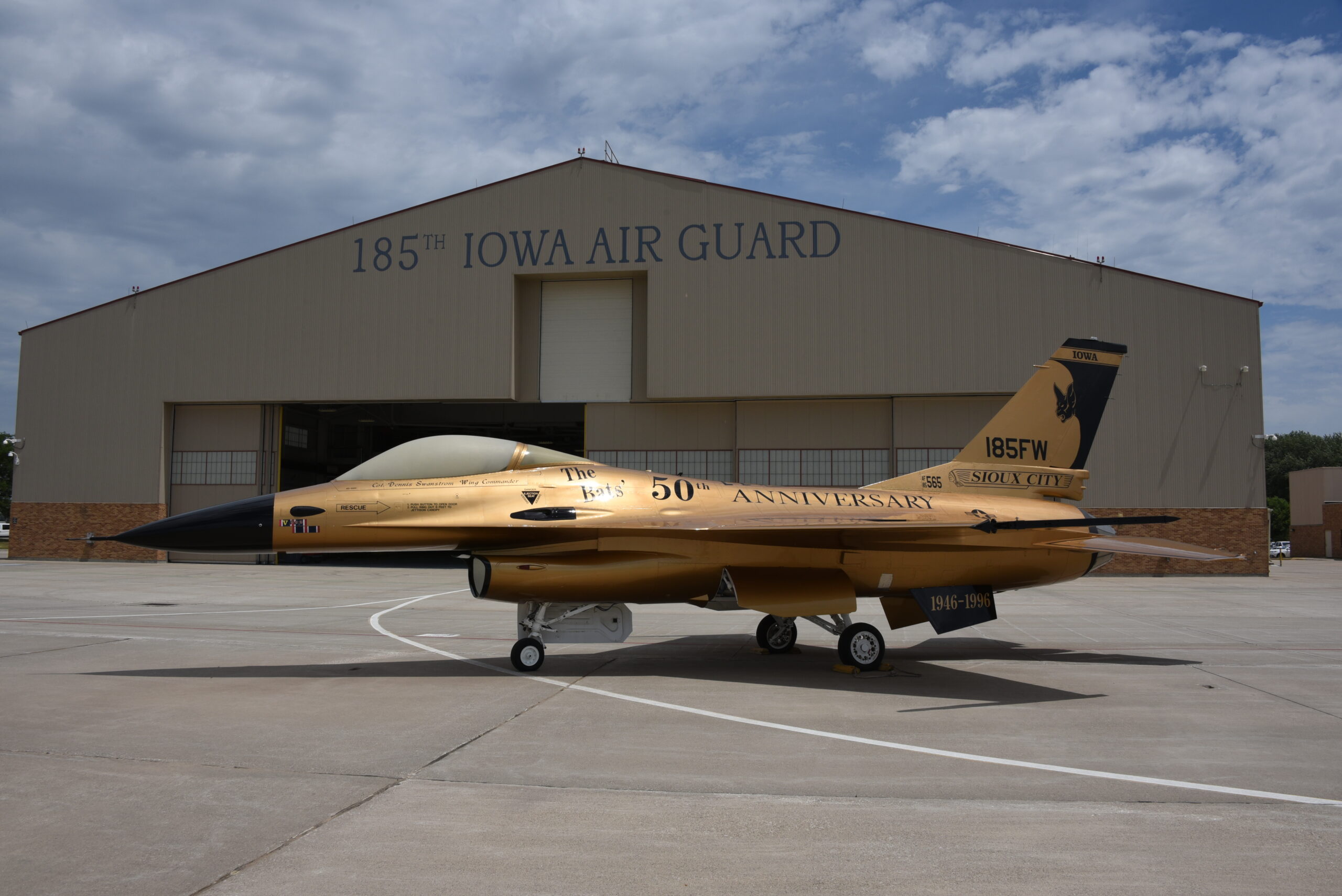 Golden F-16 plane paint job