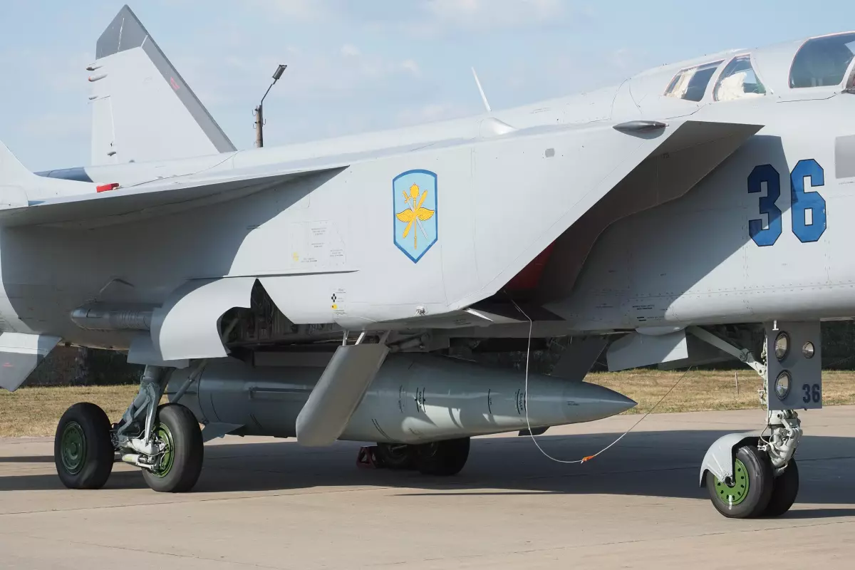 Training mockup of a Kinzhal hypersonic aero-ballistic air-to-surface missile mounted on Russian Air Force MiG-31K, on static display at military-technical forum Army-2022, Kubinka Air Base, Russia, August 2022. (Photo by Boevaya Mashina/Wikimedia Commons)