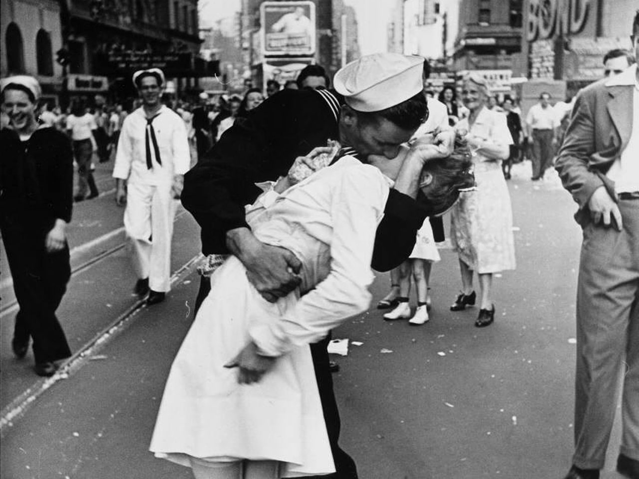 victory in japan day sailor kisses woman in Times Square
