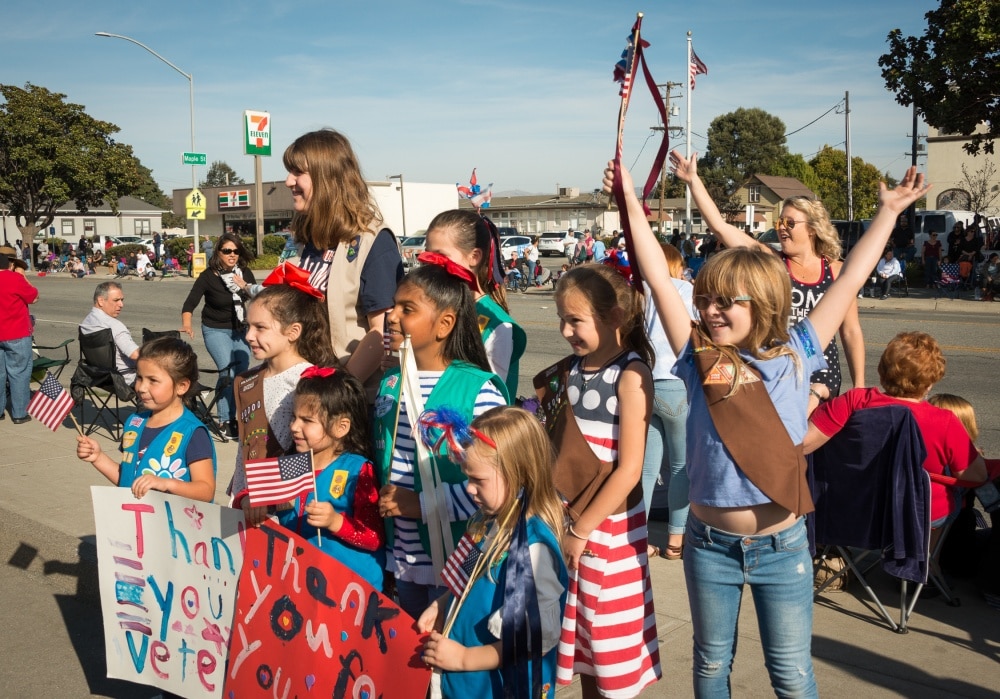 vets day parade with kids waving