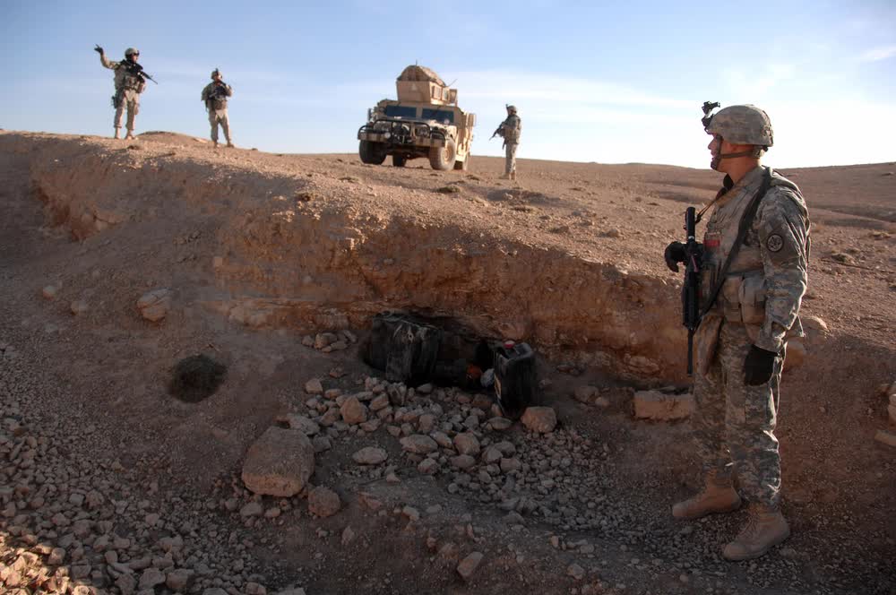 US Soldiers patrol Iraq