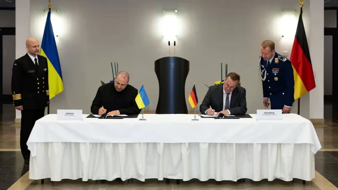 German and Ukrainian defense ministers signing aid package