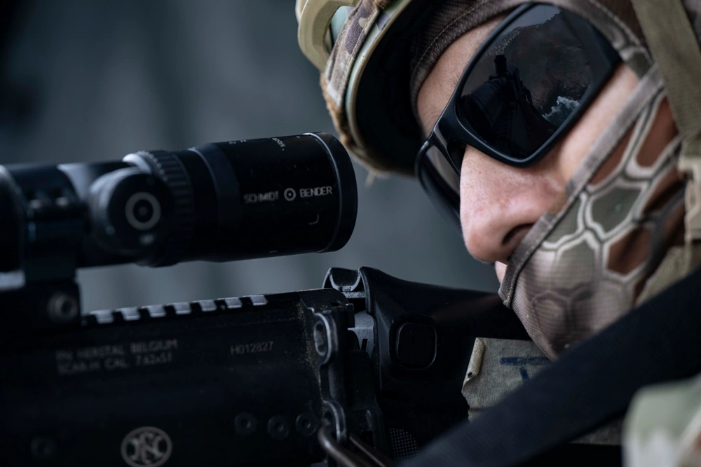 Peruvian special operator uses FN SCAR-H rifle