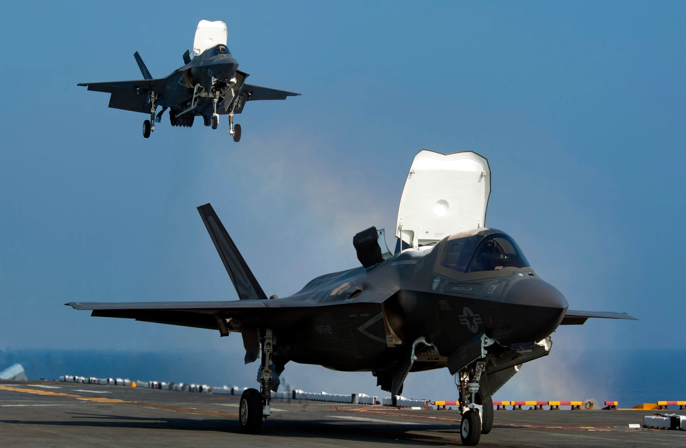 F-35 lands on amphibious assault ship