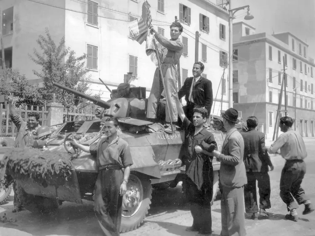 FSSF soldier in Rome raises Canadian and American flag