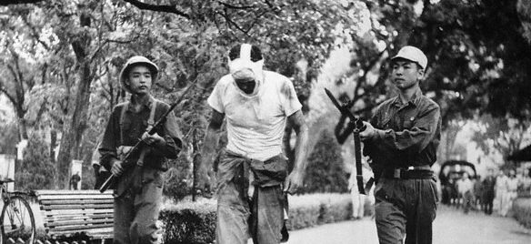 Viet Cong escort American POW