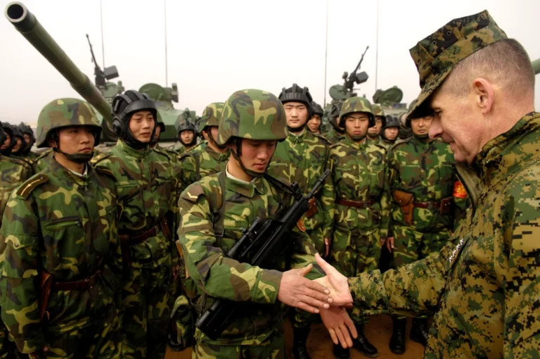American general meets Chinese soldiers