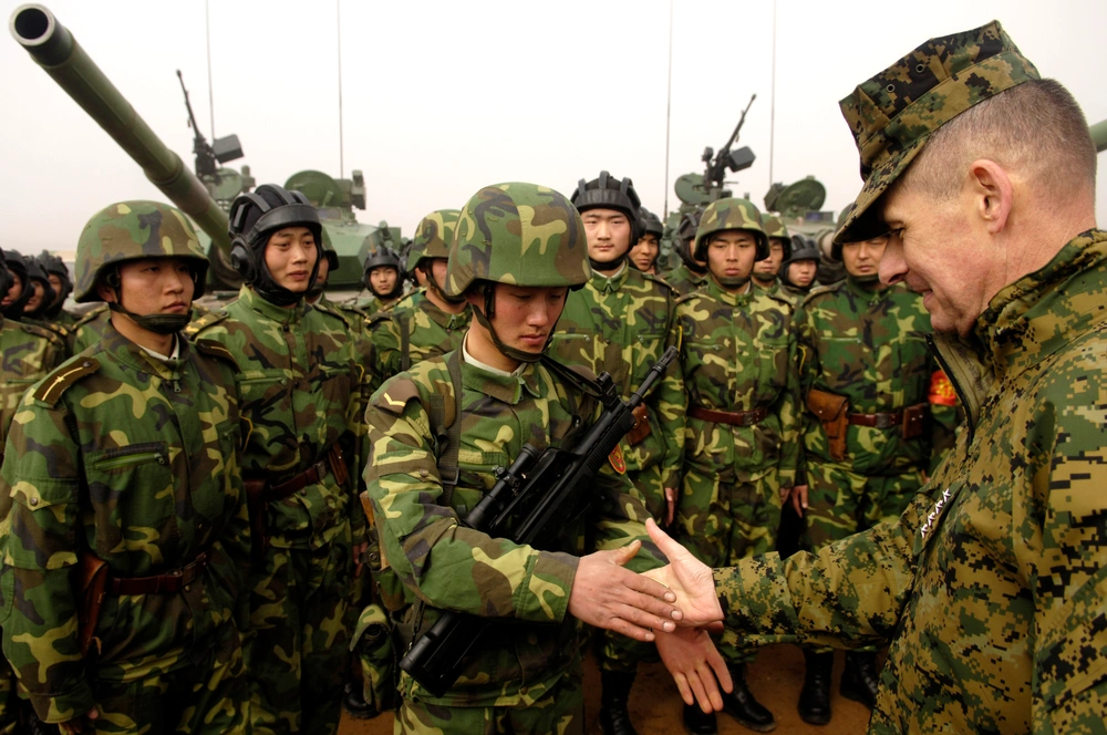 American general meets Chinese soldiers