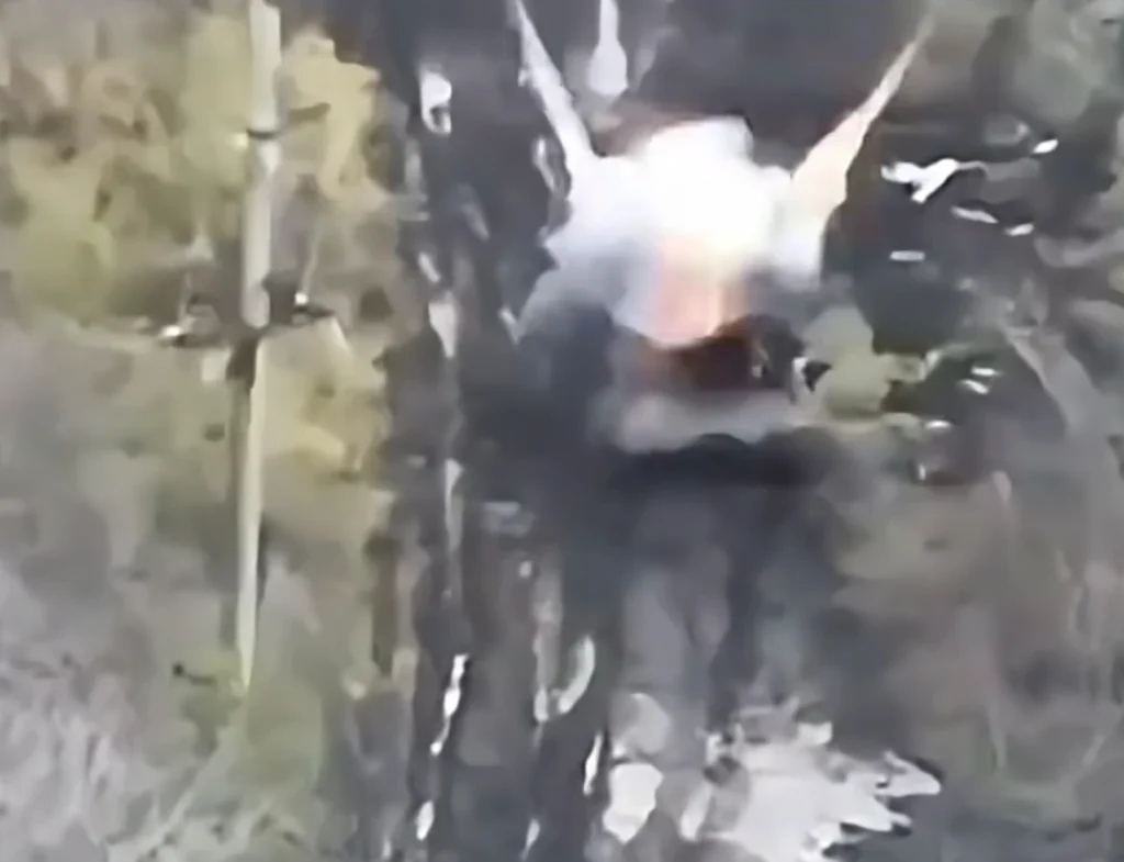 Ukrainian soldier destroys Russian T-80 tank