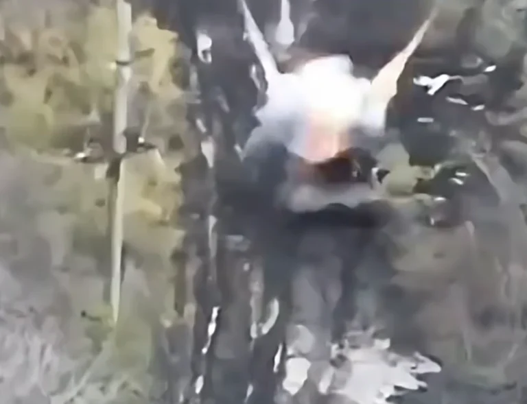 Ukrainian soldier destroys Russian T-80 tank