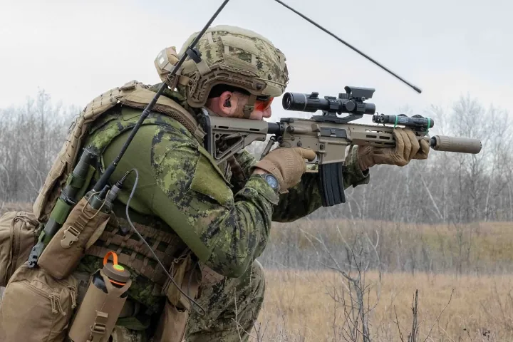 Canadian soldier fires CMAR