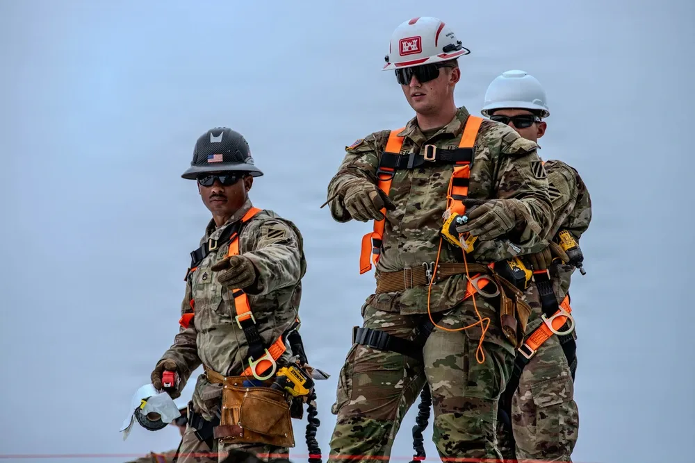 American soldiers repair Panamanian school roof