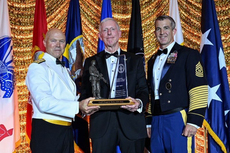 Frank Butler receives Bull Simons SOCOM award