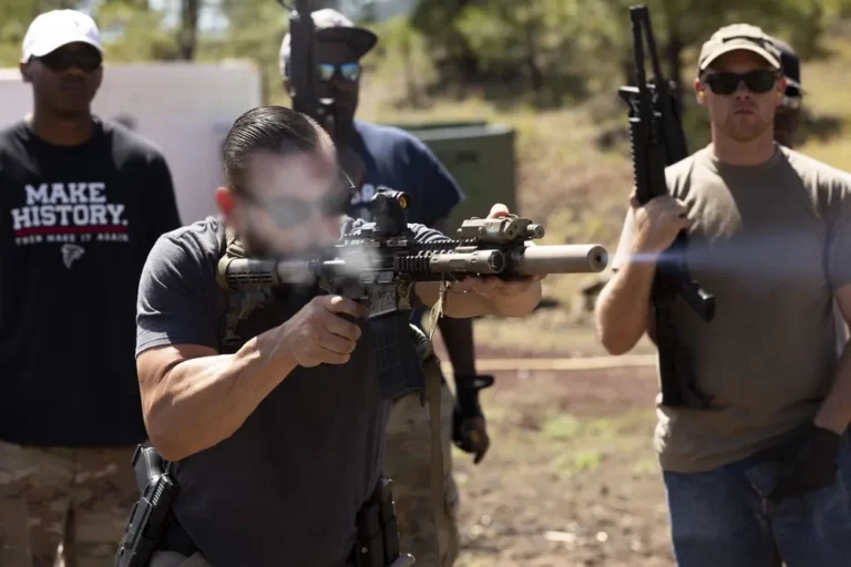 Green Beret demonstrates how to fire M4 rifle
