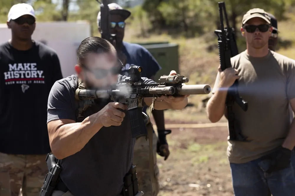 Green Beret demonstrates how to fire M4 rifle