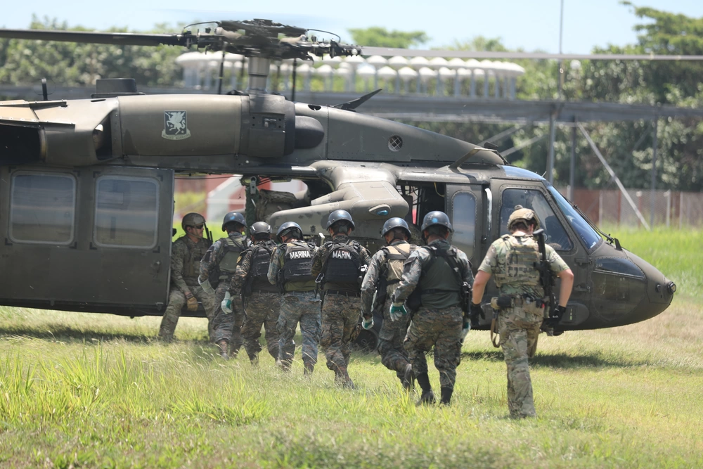 Navy SEALs train with Guatemalan naval special forces