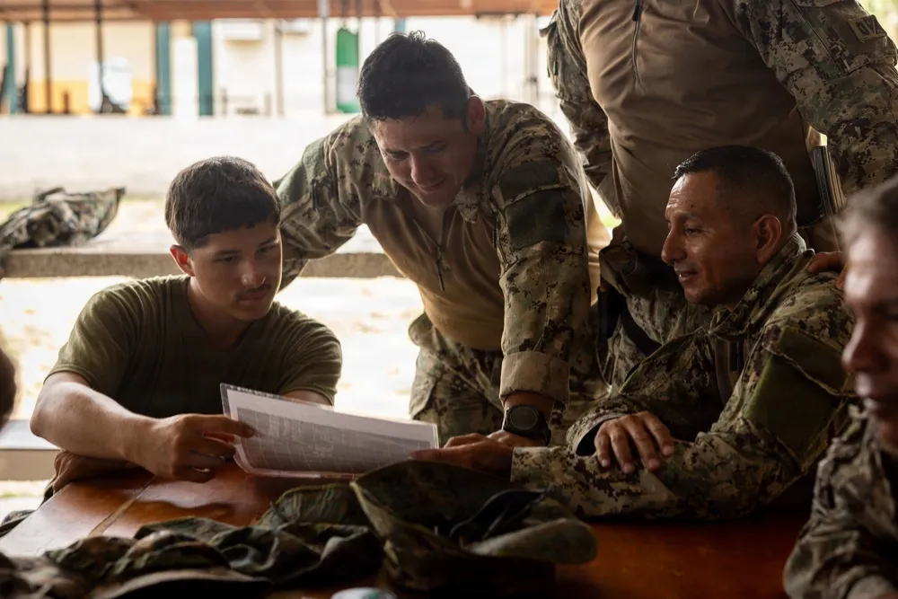 US and Ecuadorian Marines prepare raid