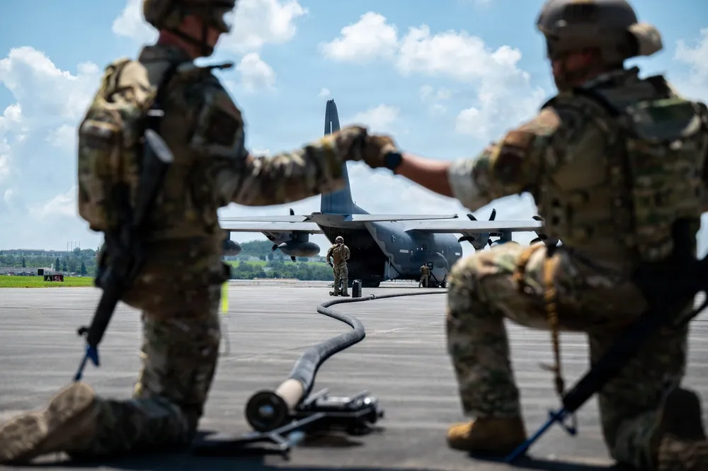 Airmen perform hot-pit refueling