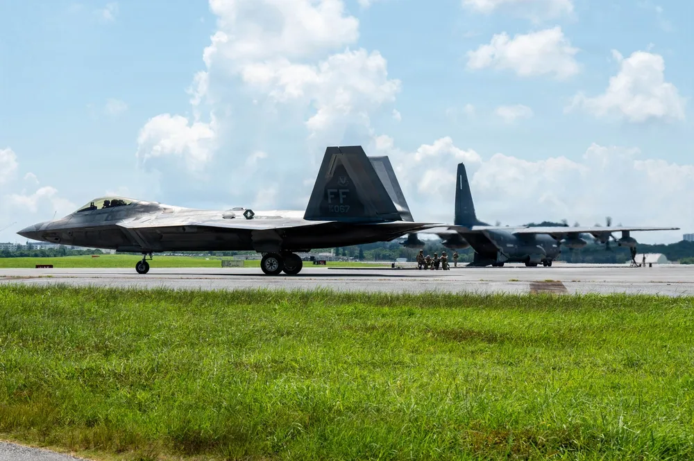 F-22 and MC-130J hot-pit refueling exercise