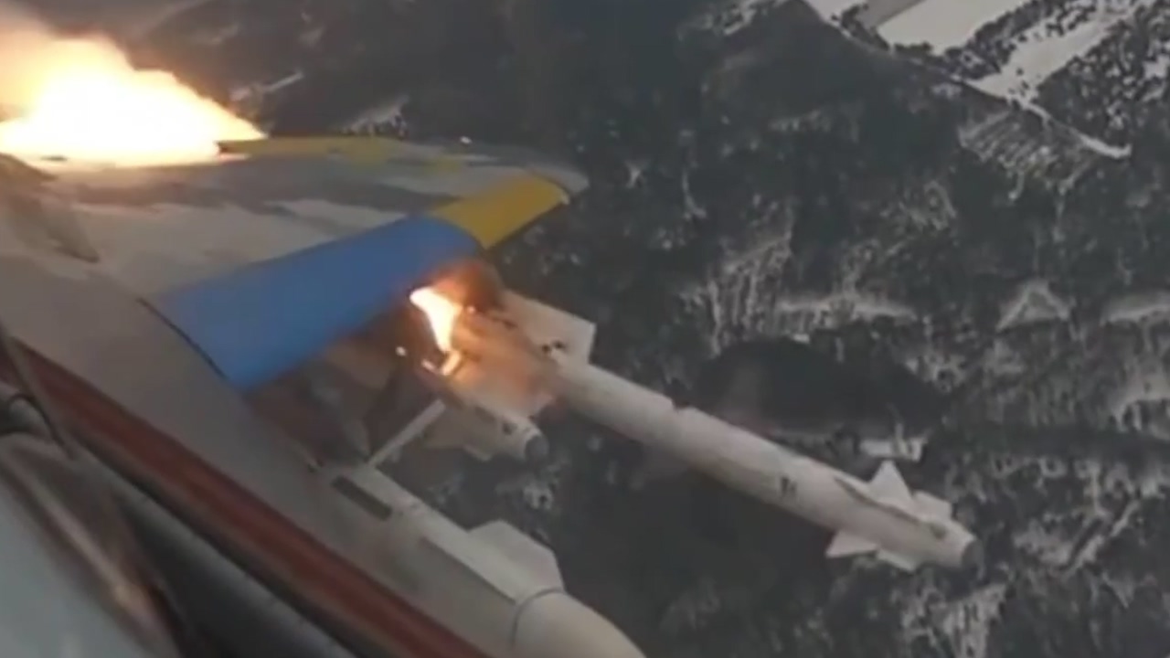 Ukrainian MiG-29 launches R-73 missile
