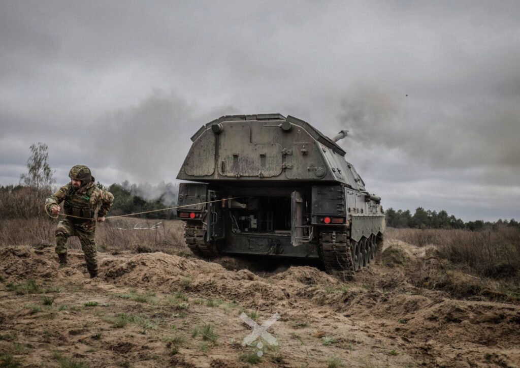 Ukrainian Panzerhaubitze artillery firing
