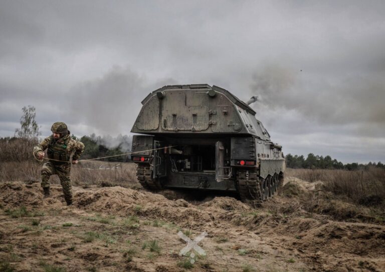 Ukrainian Panzerhaubitze artillery firing